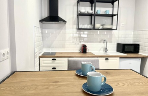 Capuchinos Apartment | Modern, functional studio 15 min from center with Wi-Fi and air conditioning