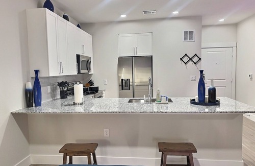 East Downtown Houston Apartment | Modern Furnished 1BR/Gated Parking/Near Downtown, Heights & Montrose