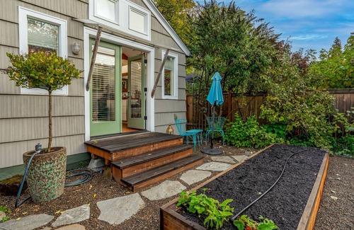 West Eugene House | Modern Garden Oasis by CosiDesign