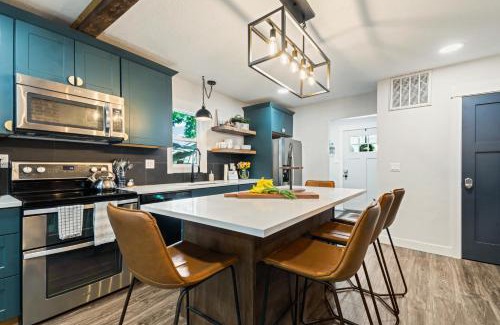 Caldwell House | Modern Gatsby 2b15b Caldwell Near Golf Course!