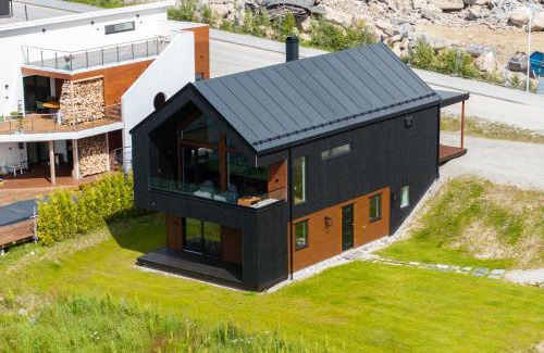 Hafslo Apartment | Modern Gem by Beautiful Lake Hafslovatnet