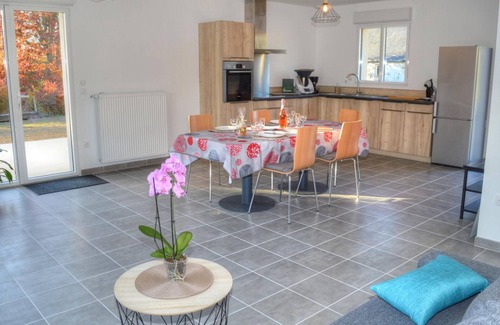 Chenonceaux Cottage | Modern Gîte with Garden, Near Loire Castles & Zoo, All-Inclusive, Biking & Fishing Nearby