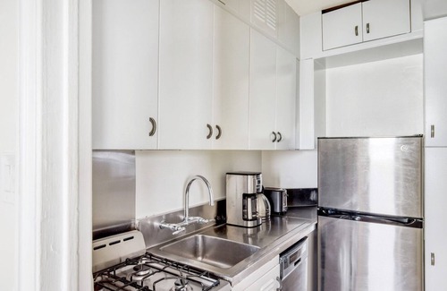 Gold Coast Apartment | Modern Gold Coast 1BR w/Doorman & Gym, 2 blocks to L, by Blueground