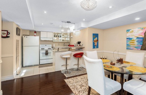 East Credit Apartment | Modern Guest Suite - Comfort for 5 - Free Parking