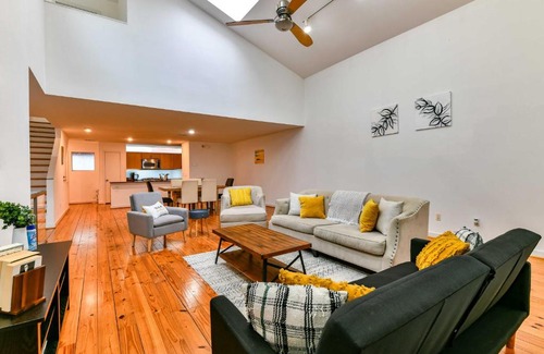 Astrodome House | Modern Houston Townhome with Balcony 5 Mi to Dtwn!