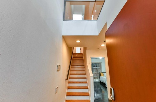Astrodome House | Modern Houston Townhome with Balcony 5 Mi to Dtwn!