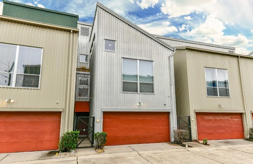 Astrodome House | Modern Houston Townhome with Balcony 5 Mi to Dtwn!