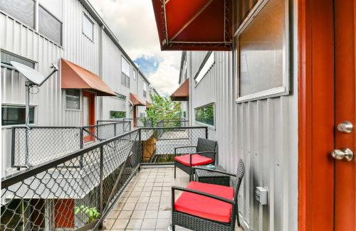 Astrodome House | Modern Houston Townhome with Balcony 5 Mi to Dtwn!
