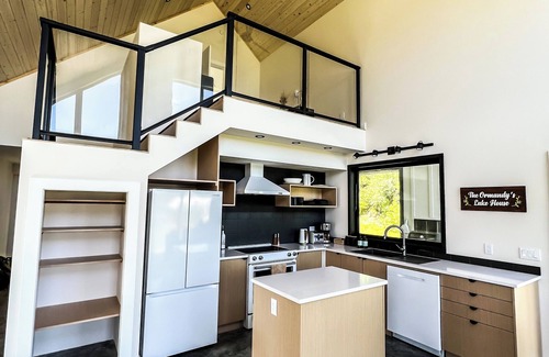 Christina Lake House | Modern Lakeside Cabin on a Sandy Beach