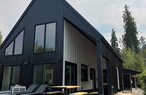 Christina Lake House | Modern Lakeside Cabin on a Sandy Beach