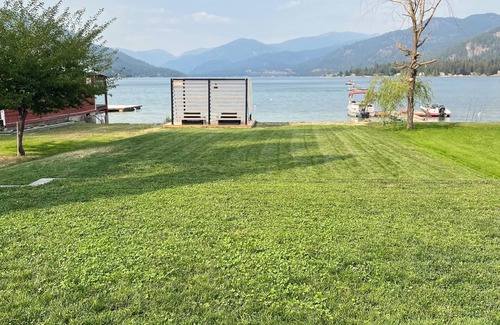 Christina Lake House | Modern Lakeside Cabin on a Sandy Beach