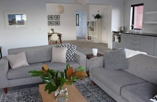 Surfdale Apartment | Modern, large, open plan 1 bedroom apartment