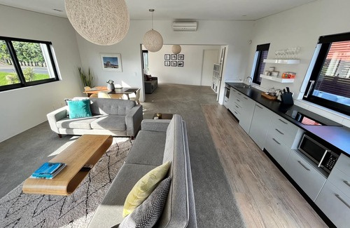 Surfdale Apartment | Modern, large, open plan 1 bedroom apartment