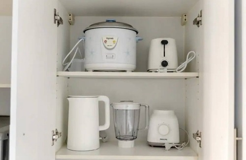 Bagumbayan Apartment | Modern Loft, 65 in UHD TV w Fast WiFi + Pool & Gym