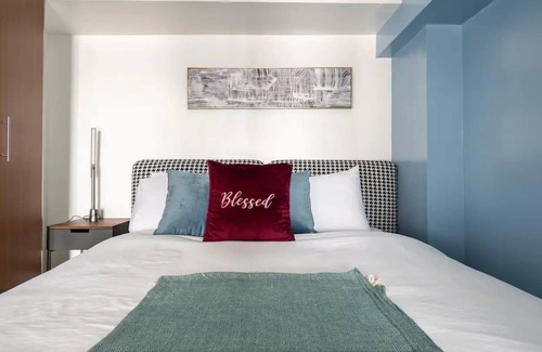 Bagumbayan Apartment | Modern Loft, 65 in UHD TV w Fast WiFi + Pool & Gym