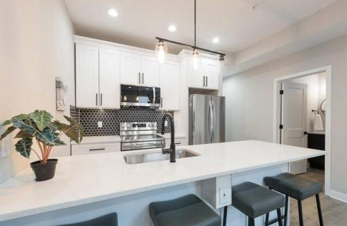 Southeast Apartment | Modern LUX 2BR Apartment in DC with Patio