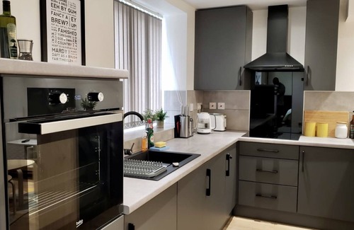 Birstall Apartment | Modern lux apt newly decorated with free car park