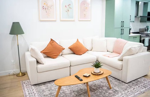 Northwest Calgary House | Modern Luxury Stay – Airport, Banff/Rockies Route