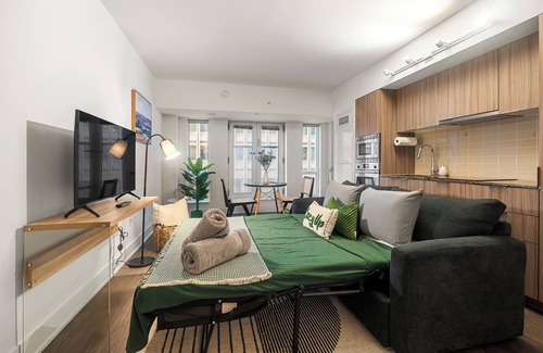 Bay Cloverhill Condo | Modern Luxury Suite with King Bed in Downtown T.O.