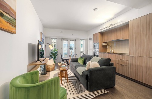 Bay Cloverhill Condo | Modern Luxury Suite with King Bed in Downtown T.O.