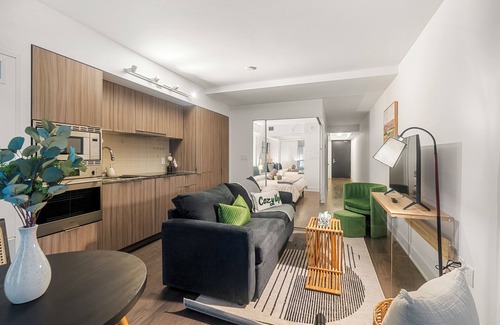 Bay Cloverhill Condo | Modern Luxury Suite with King Bed in Downtown T.O.