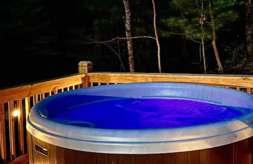 Walnut Mountain House | Modern Mountain Retreat.nSunsets.HotTub.Bring Your Dogs.nGameRoom