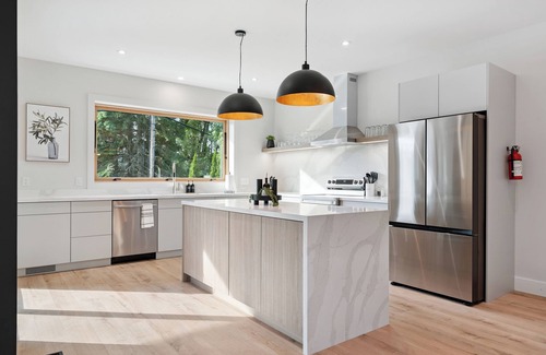 Bracebridge House | Modern Muskoka River Retreat