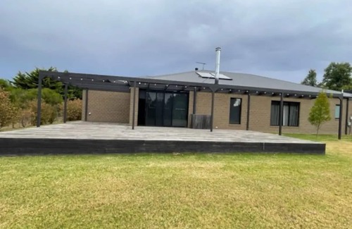 Bannockburn House | Modern New Beautiful House Near Geelong Sleeps 6-8 Adults and 5 Kids