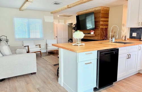 Pinellas Park House | Modern Oasis with Pool + Putting Green