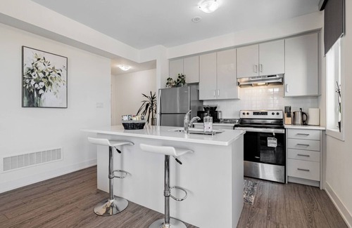 Richmond Hill House | Modern open-concept, 2-bedroom townhouse with plenty of natural light.