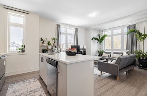 Richmond Hill House | Modern open-concept, 2-bedroom townhouse with plenty of natural light.