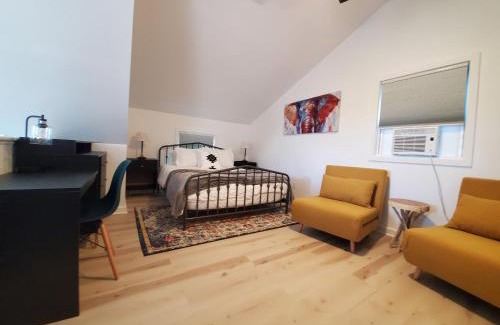 Gilboa Ski Chalet | Modern Pine Tree Chalet with HOT TUB, Outdoor TV, VIEWS, Games & POOL 5 mins away!