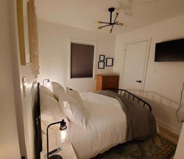 Gilboa Ski Chalet | Modern Pine Tree Chalet with HOT TUB, Outdoor TV, VIEWS, Games & POOL 5 mins away!