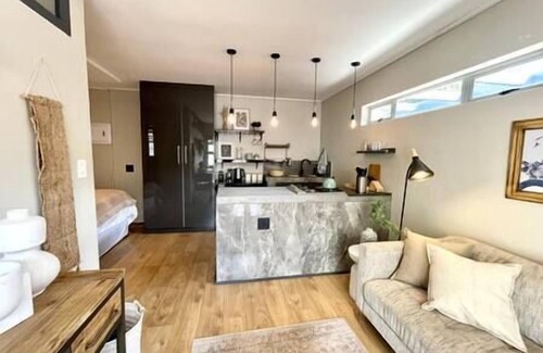 Die Boord House | Modern Private Flat, Aircon, Secure Parking