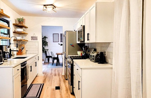 Rogers House | Modern Red River Gorge Vacation Home Fiber WiFi + W/D