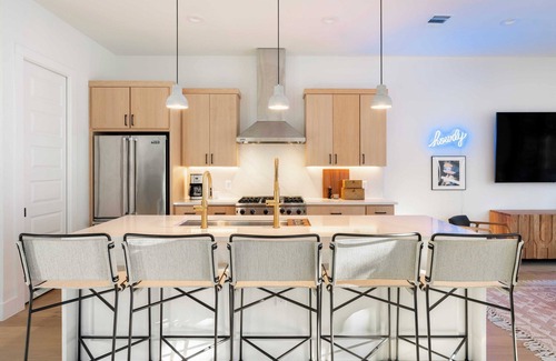 Bouldin Cottage | Modern Retreat w/Pool, Guest House & Deck Lounge Henley by Avantstay