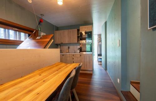 Maubray House | Modern Retreat with Rooftop