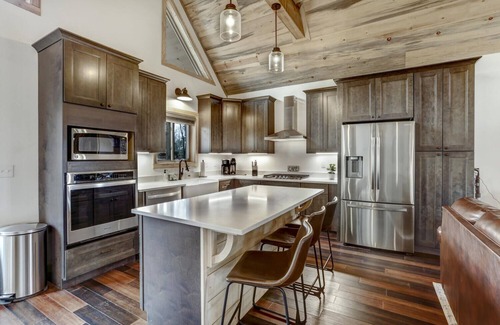 Walnut Mountain Cabin | Modern Rustic Farmhouse Cabin – Newer Build, Family-Friendly!