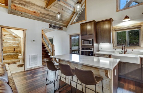Walnut Mountain Cabin | Modern Rustic Farmhouse Cabin – Newer Build, Family-Friendly!