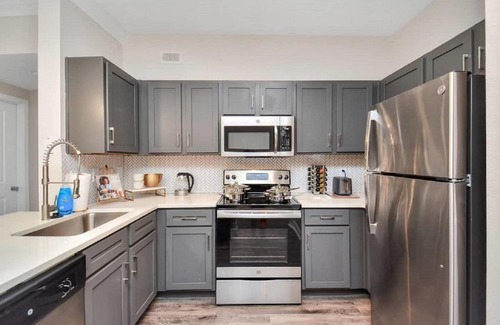 South Central Houston Apartment | Modern Solstice near MED CTR & NRG