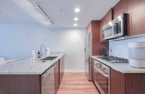 Golden Village Condo | Modern & Spacious 1.5 BDR Condo near YVR & Costco