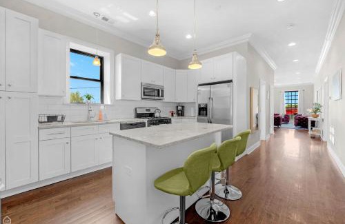 Heart of Chicago Apartment | Modern, Spacious 3br Apt Minutes To Downtown!