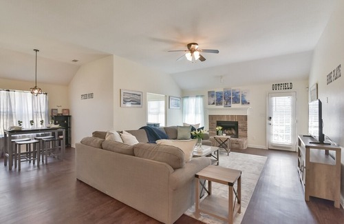 Mansfield House | ★ Modern Sports Theme Getaway near AT&T & BLD★