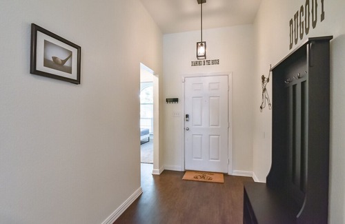Mansfield House | ★ Modern Sports Theme Getaway near AT&T & BLD★