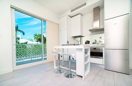 Seven Mile Beach Apartment | Modern Studio Apt Near Beach w/Rooftop Pool, Onsite Restaurants, etc.