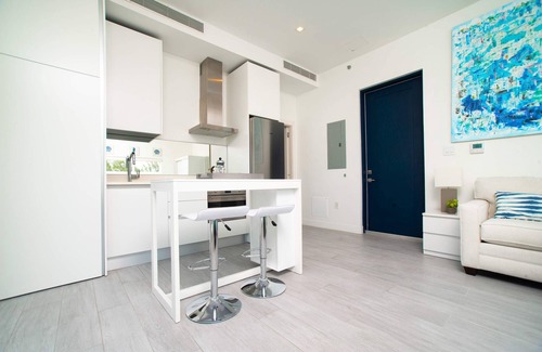 Seven Mile Beach Apartment | Modern Studio Apt Near Beach w/Rooftop Pool, Onsite Restaurants, etc.