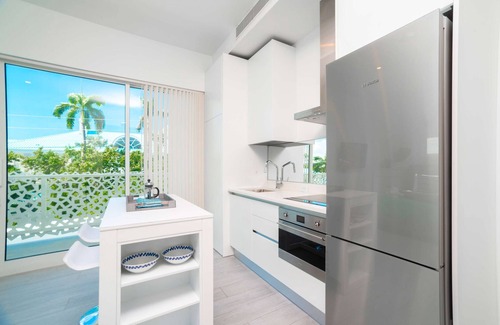 Seven Mile Beach Apartment | Modern Studio Apt Near Beach w/Rooftop Pool, Onsite Restaurants, etc.