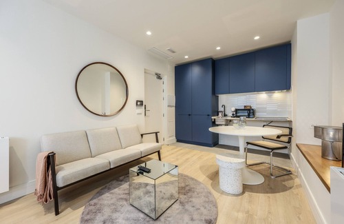 Puerta del Angel Apartment | Modern studio near the Royal Palace 01