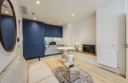 Puerta del Angel Apartment | Modern studio near the Royal Palace 01