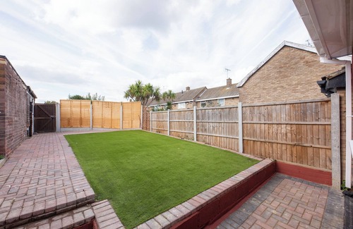 Basildon Apartment | Modern Studio w/private Kitchen, Bathroom & Garden